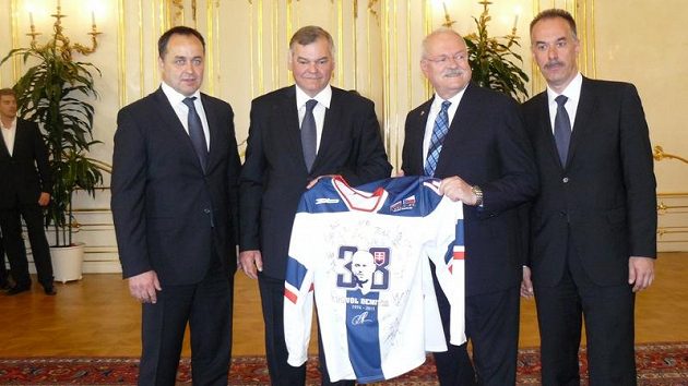 Slovenský prezident Ivan Gašparovič (druhý zprava) s realizačním týmem hokejové reprezentace. Druhý zleva stojí trenér Vladimír Vůjtek.
