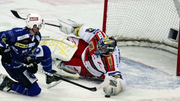 Plzeňský útočník Tyler Scofield se snaží překonat slávistického brankáře Zdeňka Orcta.