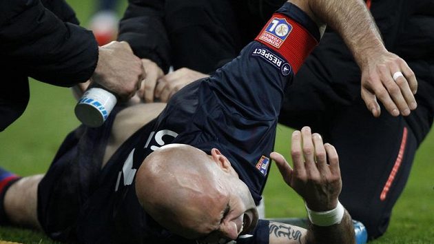Lyonský fotbalista Cris je ošetřován v úvodním duelu semifinále Ligy mistrů na trávníku Bayernu Mnichov.