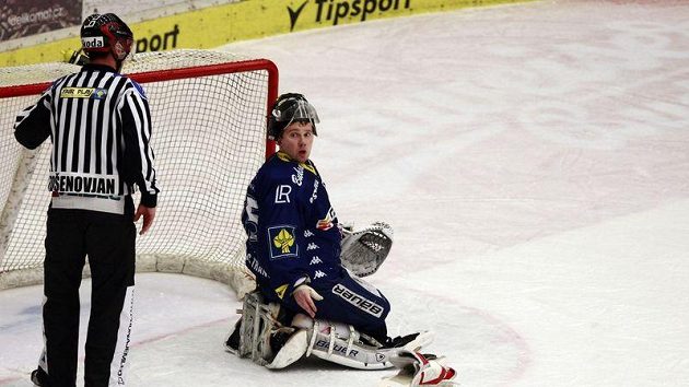 Brankář Roman Málek komunikuje s rozhodčím při utkání Českých Budějovic proti Vítkovicím.