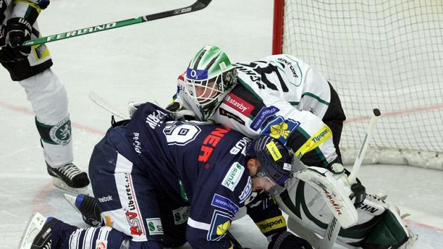 Liberecký Pavel Kašpařík v kontaktu s brankářem Mladé Boleslavi Markem Schwarzem.
