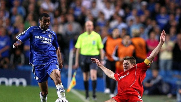 Liverpoolský kapitán Gerrard (vpravo) se snaží zastavit pronikajícího Ashleyho Colea.
