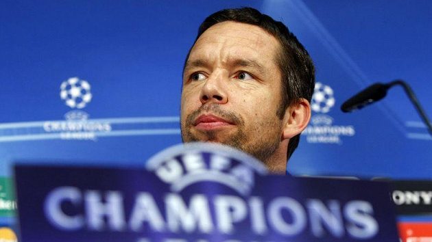 Pavel Horváth odpovídá novinářům na tiskové konferenci před zápasem Ligy mistrů proti Barceloně.