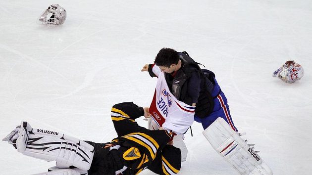 Gólman Montrealu Carey Price (vpravo) má navrch při pěstní potyčce s kolegou z Bostonu Timem Thomasem.