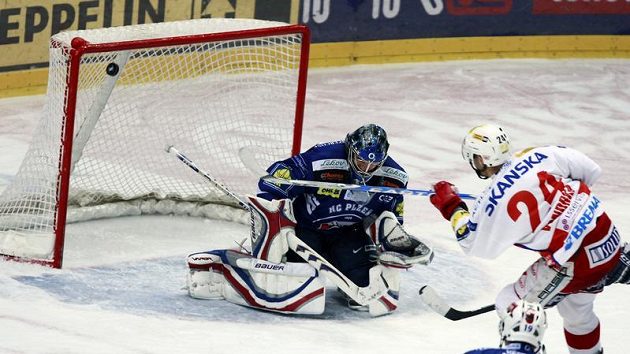 Michal Vondrka ze Slavie střílí branku plzeňskému gólmanovi Tomášovi Pöpperlemu.