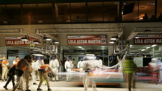 Prototyp Aston Martin posádky Charouz, Enge, Mücke při zastávce v boxech během závodu 24 hodin Le Mans