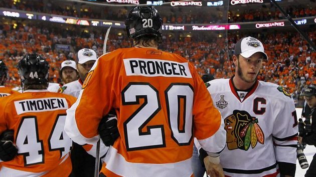 Kapitán Chicaga Jonathan Toews (vpravo) se zdraví po zápase s Chrisem Prongerem z Philadelphie