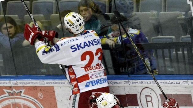 Slávista Vladmír Růžička ml. oslavuje u mantinelu vstřelený gól ve třetím utkání čtvrtfinále playoff proti Zlínu.