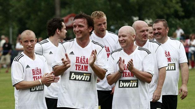 Zleva Pavel Hašek, Patrik Eliáš, Vladimír Šmicer, Jiří Jarošík, Ivan Hašek a Michal Bílek.