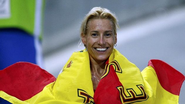 Španělská běžkyně Marta Dominguezová se raduje z vítězství v běhu na 3000 metrů steeplechase na MS v Berlíně.
