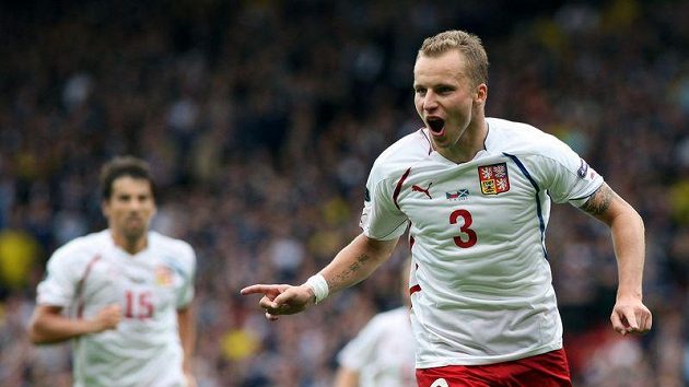 Michal Kadlec slaví svůj gól v Hampden Parku. Proměněnou penaltou zajistil Čechům v 90. minutě zlatou remízu...
