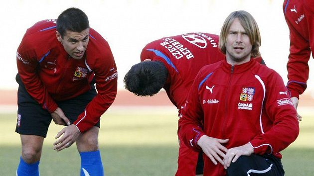 Jaroslav Plašil (vpředu) a Milan Baroš se rozcvičují na srazu české reprezentace.