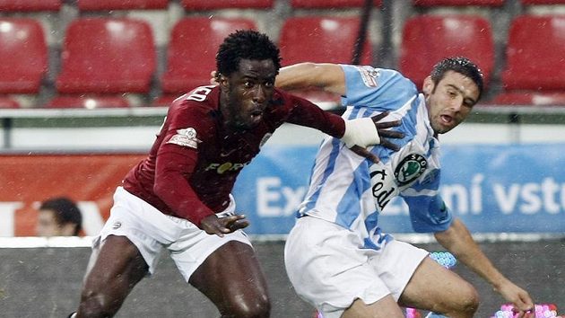 Sparťan Bony Wilfried (vlevo) proniká přes Vladimira Dimitrovského z Mladé Boleslavi.