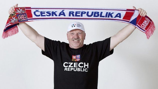 Novou fanouškovskou kolekci předvádí masér Eduard Poustka.