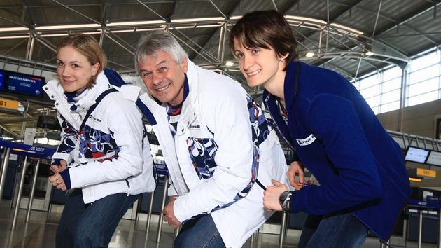 Rychlobruslařky Martina Sáblíková (vpravo) a Karolína Erbanová spolu s trenérem Petrem Novákem před odletem do zámoří na olympijské hry