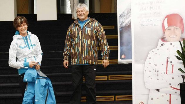Rychlobruslařka Martina Sáblíková (vlevo) s trenérem Petrem Novákem při představení nové kolekce sportovního oblečení.