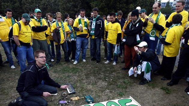 Fanoušci fotbalistů Bohemians 1905 při pochodu před derby se střížkovským rivalem.
