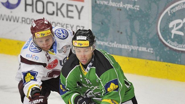 Donedávna Sparťan David Výborný (vpravo) si v dresu Mladé Boleslavi poprvé zahrál proti bývalému klubu. Radek Phillip ze Sparty se snaží mu sebrat puk.