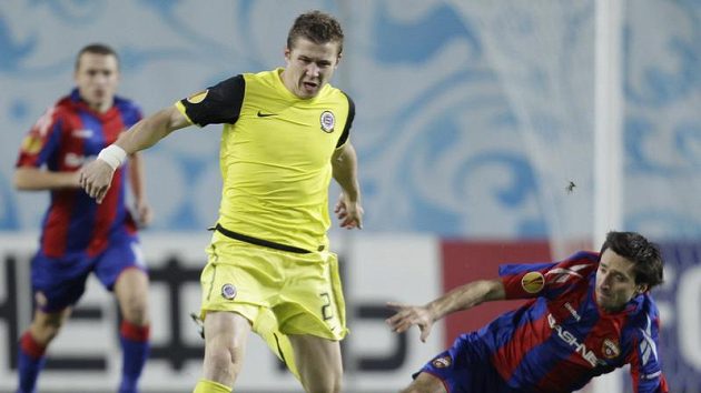 Deividas Semberas z CSKA Moskva (vpravo) se snaží zastavit Juraje Kucku ze Sparty.