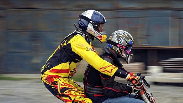 Freestylový motocyklista Petr Pilát (vlevo) a pilot Martin Šonka během tandemového skoku na motorce.