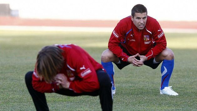 Jaroslav Plašil (vpředu) a Milan Baroš se rozcvičují při srazu české fotbalové reprezentace.