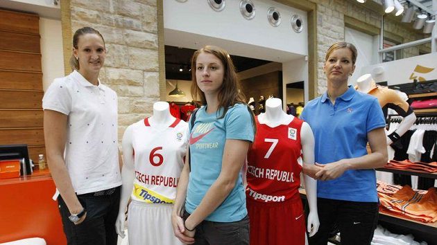 Basketbalistky zleva Petra Kulichová, Kateřina Elhotová a Eva Vítečková při představení nových dresů pro evropský šampionát