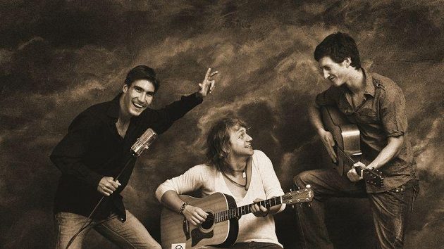 Saudkův kalendář Dukla 2011 - KVĚTEN, moderní pětibojaři David Svoboda a Ondřej Polívka, uprostřed zpěvák Tomáš Klus.