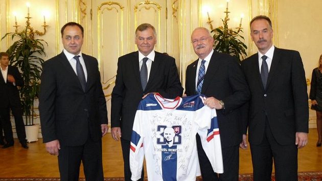 Slovenský prezident Ivan Gašparovič (druhý zprava) s realizačním týmem hokejové reprezentace. Druhý zleva stojí trenér Vladimír Vůjtek.