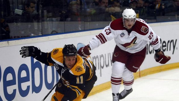 Gregory Campbell z Bostonu (vlevo) ztrácí stabilitu po zákroku Olivera Ekmana-Larssona z Phoenixu.