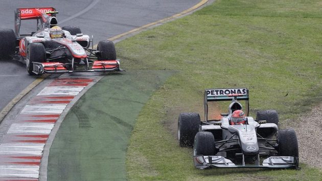 Situace z úvodu Velké ceny, kdy se Michael Schumacher (vpravo) ocitl mimo dráhu, následkem čeho se propadnul na konec startovního pole. Za ním vyjíždí z trati i Lewis Hamilton.