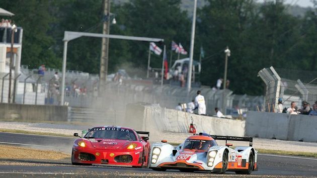 Prototyp Aston Martin posádky Charouz, Enge, Mücke (vpravo) během závodu 24 hodin Le Mans