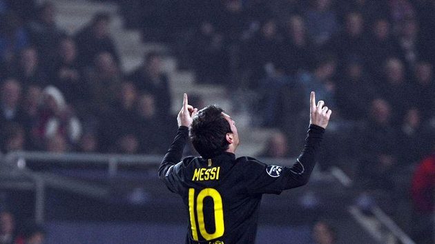 Lionel Messi z barcelony oslavuje proměněnou penaltu v duelu s Plzní ve 4. kole základní fáze Ligy mistrů.