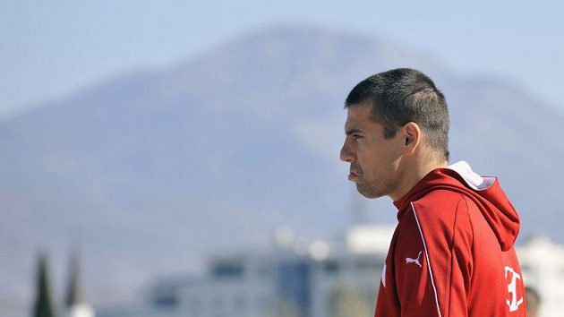 Fotbalisté české reprezentace si vyšli na procházku po černohorské Podgorici, kde se utkají v odvetě baráže o postup na mistrovství Evropy s Černou Horou. Na snímku je Milan Baroš.