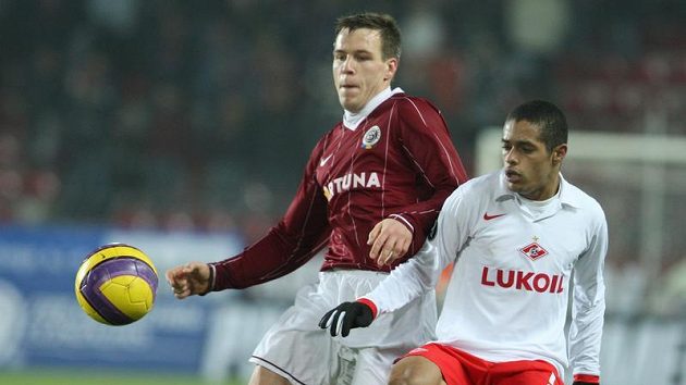 Sparťan Radoslav Zabavník (vlevo) v souboji s Wellitonem ze Spartaku Moskva
