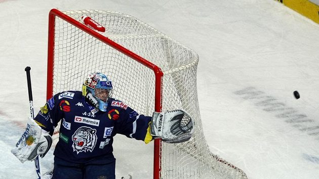 Liberecký gólman Marek Pinc se ohlíží za letícím pukem v pátém utkání čtvrtfinále play-off na ledě Plzně.
