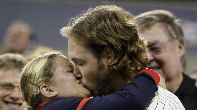 Belgická tenistka Kim Clijstersová se líbá se svým manželem Brianem Lynchem po vítězství v US Open.