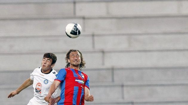 Plzeňský Petr Jiráček (vpravo) bojuje o míč s Hovhannisjanem z Pjuniku Jerevan.