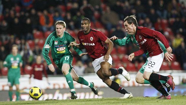 Fotbalisté Sparty Léonard Kweuke (druhý zleva) a Martin Zeman (vpravo) se vrhají do obrany Příbrami.