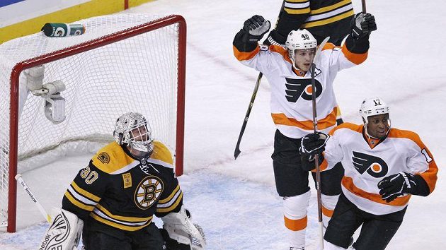 Brankář Bostonu Tim Thomas inkasoval gól. Z něho se raduje Danny Briere (uprostřed) a Wayne Simmonds z Philadelphie.