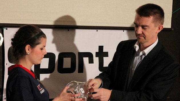 Karel Hanzlík, starosta Městské části Praha 16 losuje týmy do základních skupin Memoriálu Aleše Hřebeského 2010
