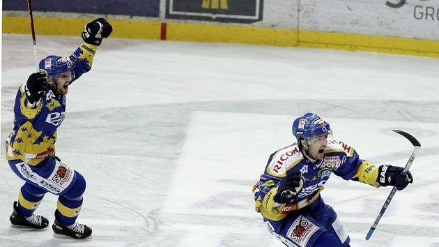 Radost zlínského Jaroslava Balaštíka (vpravo) ve třetím utkání čtvrtfinále play-off se Slavií.