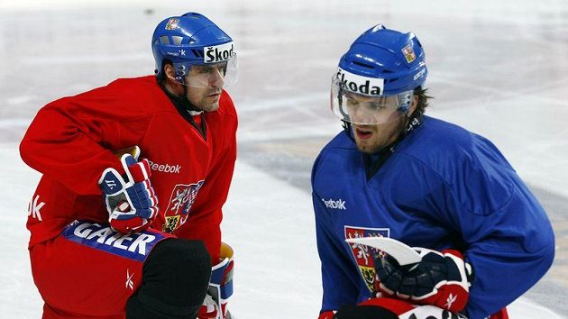 Tomáš Rolinek (vlevo) a Petr Koukal se protahují při tréninku české reprezentace.