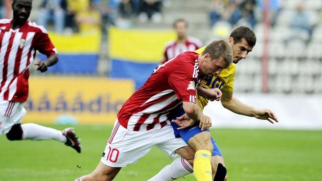 Na Žižkově bojují o míč domácí Richard Kalod (v červenobílém) a Admir Ljevakovič z Teplic.