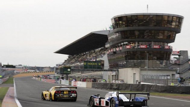 Vůz Lola-Aston Martin (vpředu) české stáje Charouz Racing System při závodu 24 hodin Le Mans.
