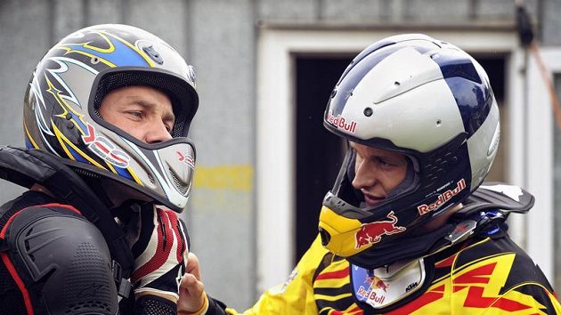 Freestylový motocyklista Petr Pilát (vpravo) a pilot Martin Šonka po tandemovém skoku na motorce.