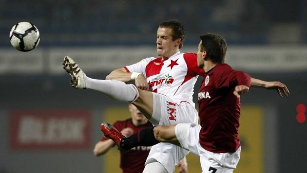 Slávista Milan Kopic (uprostřed) bojuje o míč s Liborem Sionkem ze Sparty v odvetě čtvrtfinále Ondrášovka Cupu.