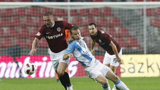Jan Chramosta z Mladé Boleslavi (vpravo) padá v souboji s Tomášem Řepkou ze Sparty.
