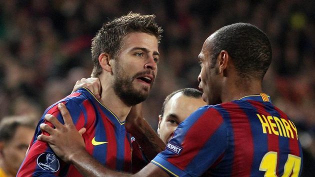 Gerard Piqué (vlevo) a Thierry Henry z Barcelony se radují z branky do sítě Interu Milán.