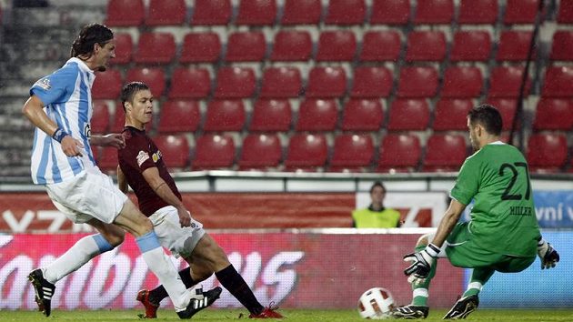 Sparťan Václav Kadlec se za pozornosti Adriana Rolka snaží překonat brankáře Mladé Boleslavi Miroslava Millera.