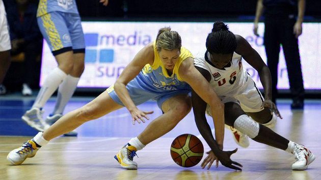 Eva Vítečková z USK Praha (vlevo) v souboji se Sofií Youngovou z reprezentace USA.